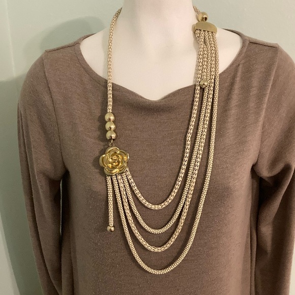 None Jewelry - Chic Gold Rose Necklace